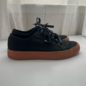 DC Men's Black and gum sole Sneakers